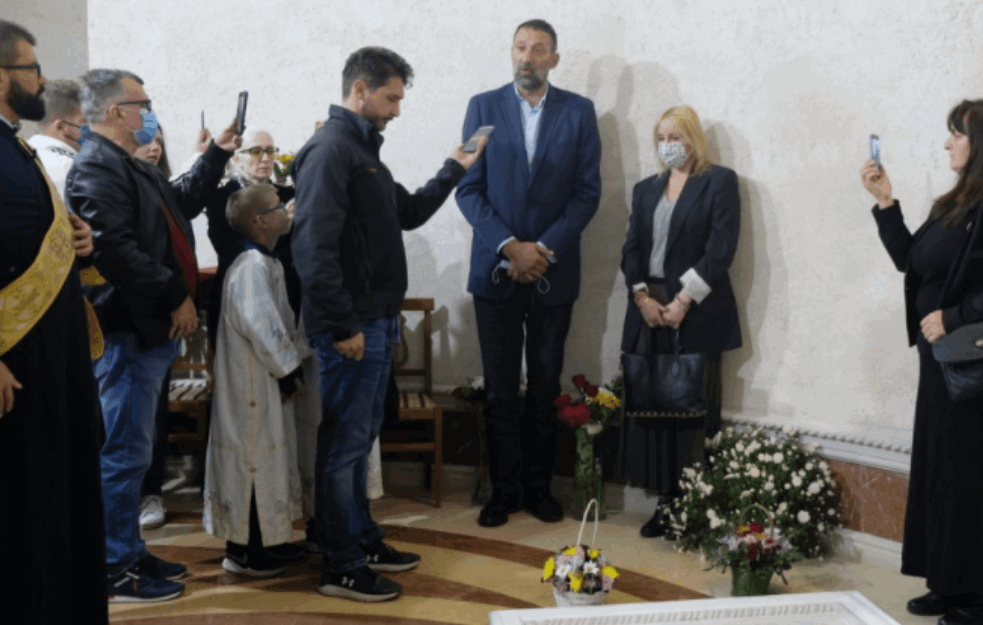 DIVAC SE POKLONIO SENIMA MITROPOLITA AMFILOHIJA: 'Uspeo je da ujedini narod i pošalje poruku da se pomažemo'